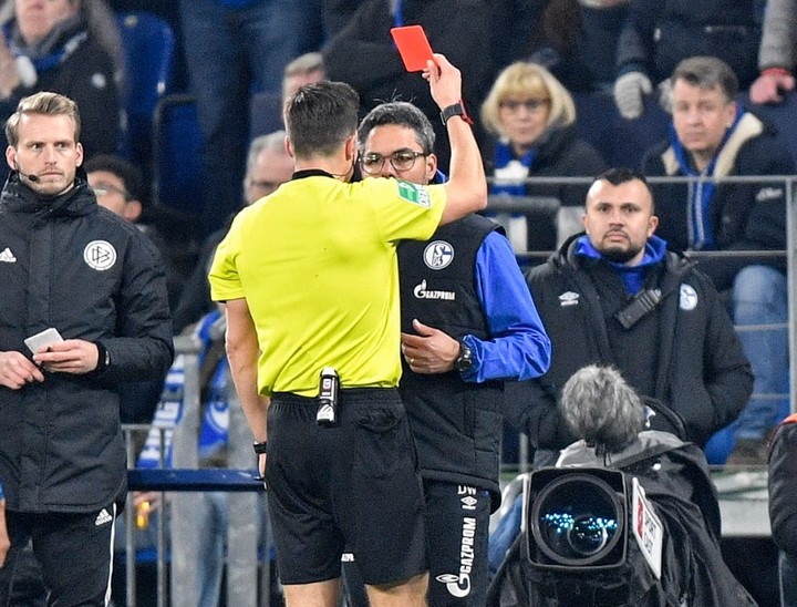 Vylúčenie za pomoc súperovi. V Nemecku úradoval sporný VAR